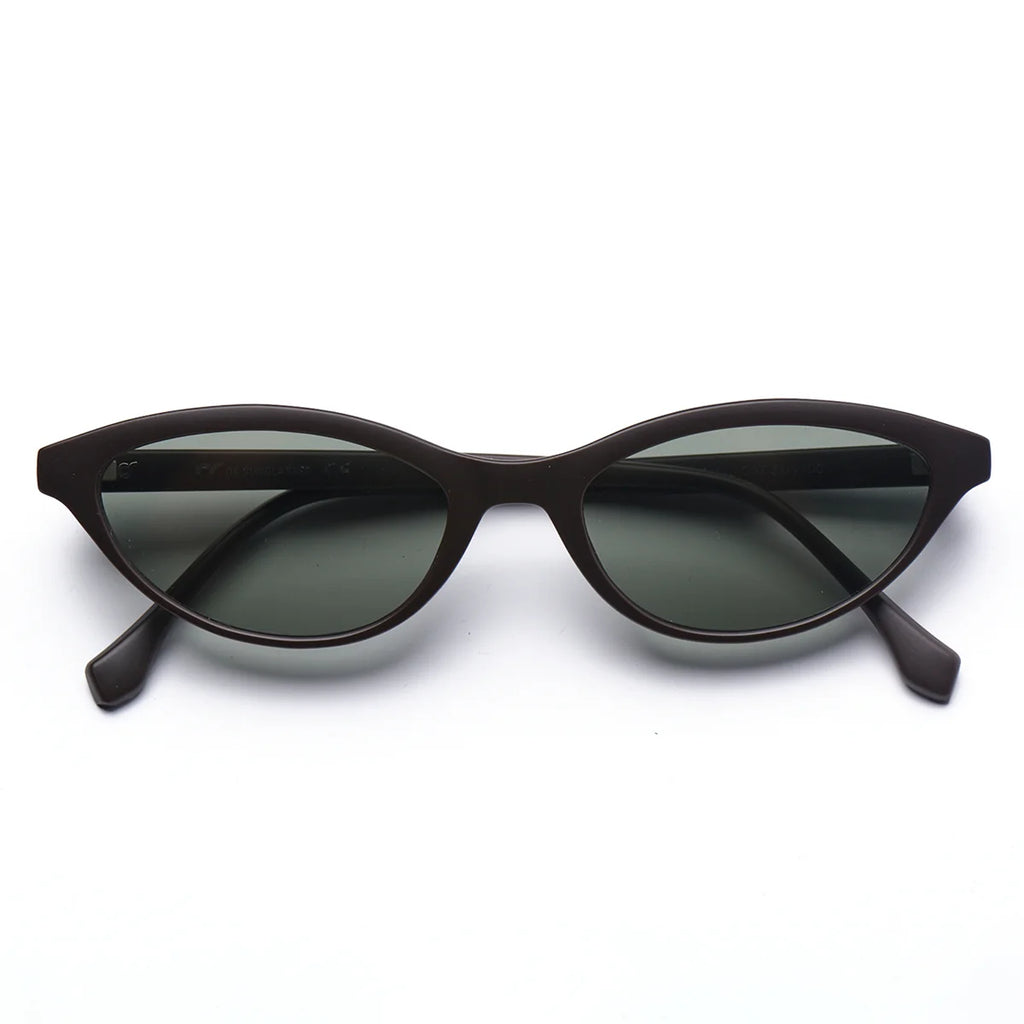 Κοντινή λήψη των OS Sunglasses Aden Verde με πράσινους φακούς και λογότυπο