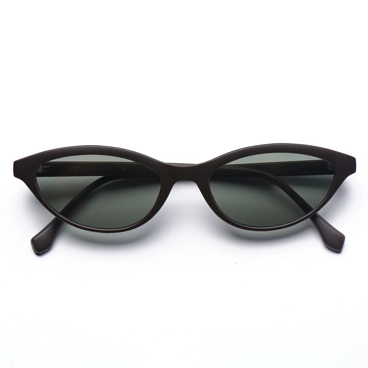 Κοντινή λήψη των OS Sunglasses Aden Verde με πράσινους φακούς και λογότυπο