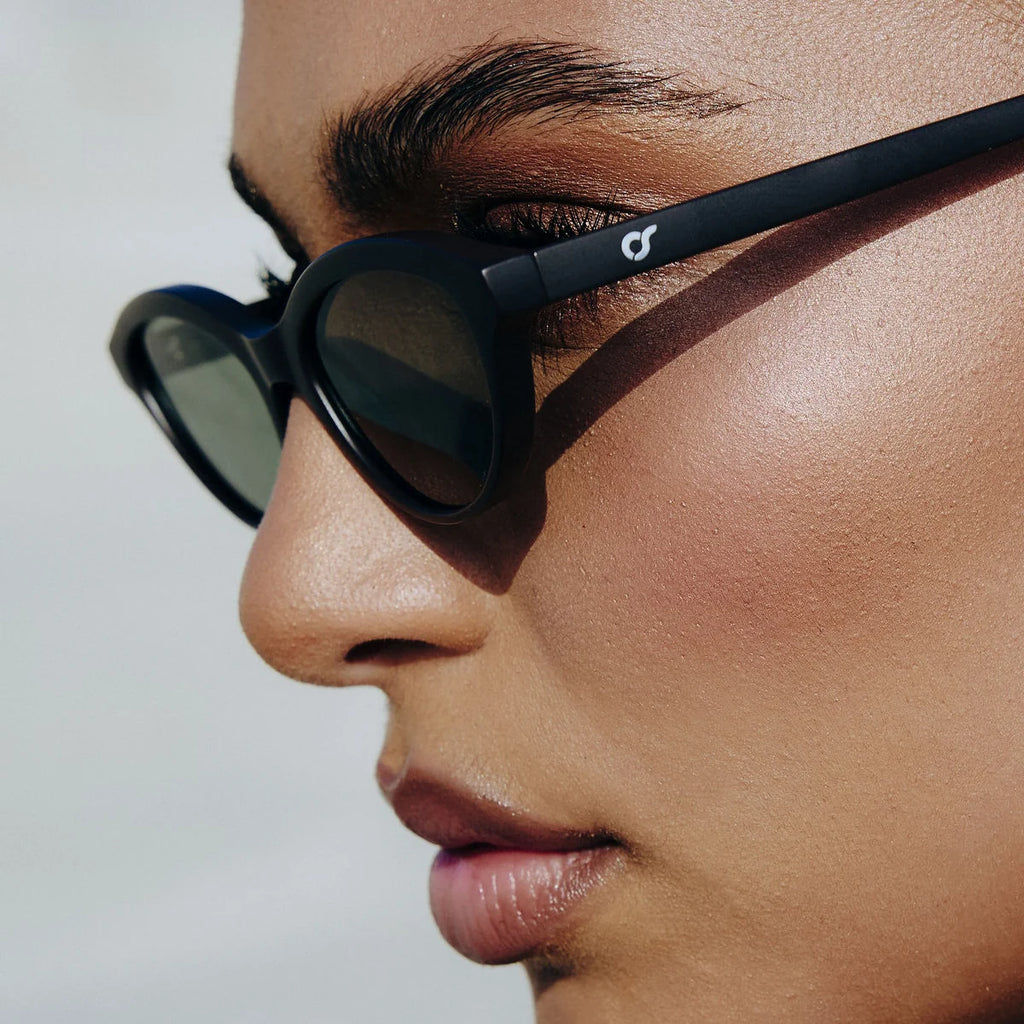 Κοντινή λήψη των OS Sunglasses Aden Verde με πράσινους φακούς και λογότυπο