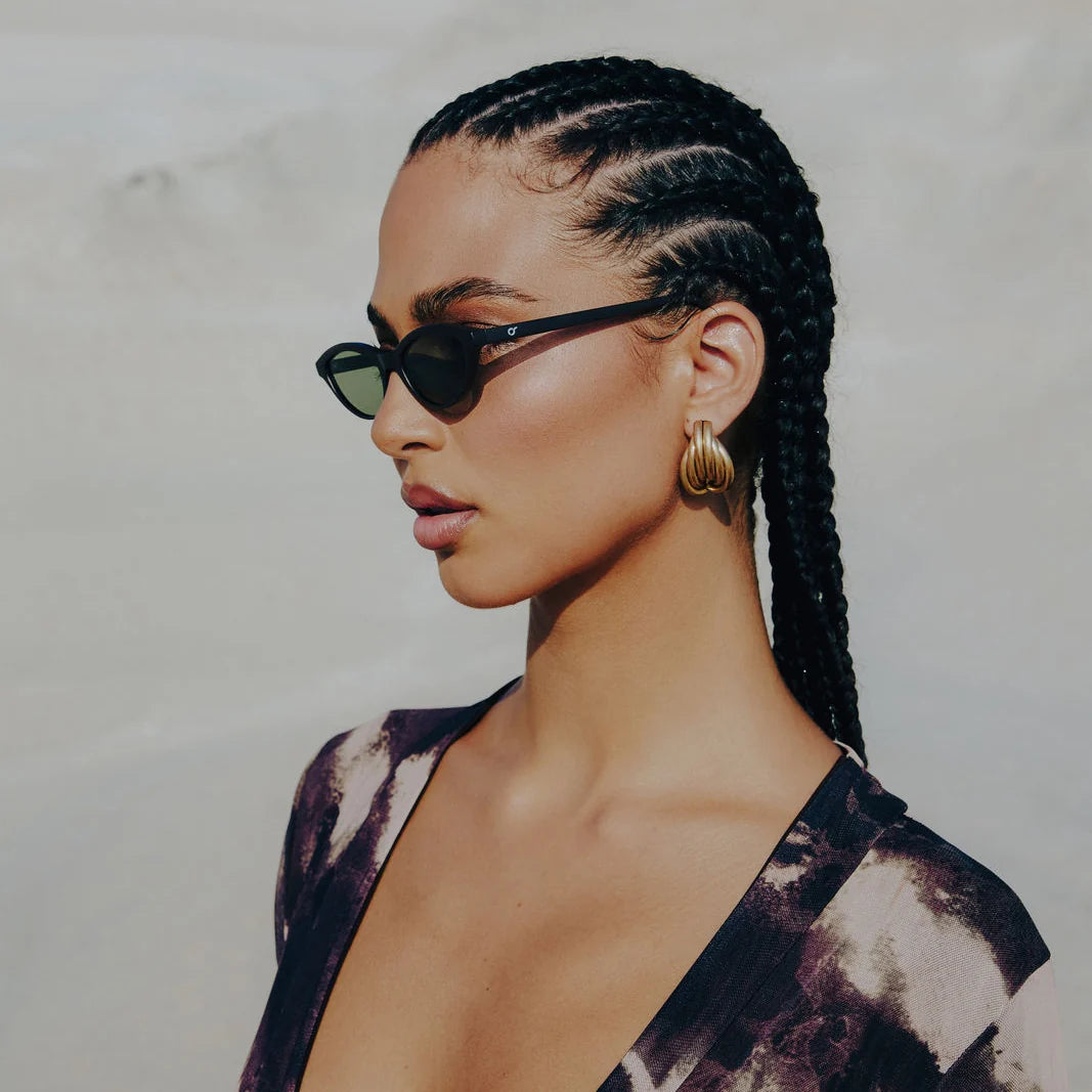 Μοντέλο φορά τα OS Sunglasses Aden Verde με πράσινους φακούς σε πλάγιο πορτρέτο