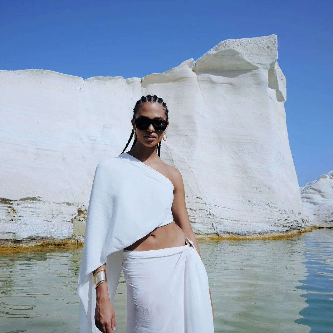 Γυναικείο μοντέλο φορά τα OS Sunglasses Formentera Petrolio σε κοντινό πορτρέτο