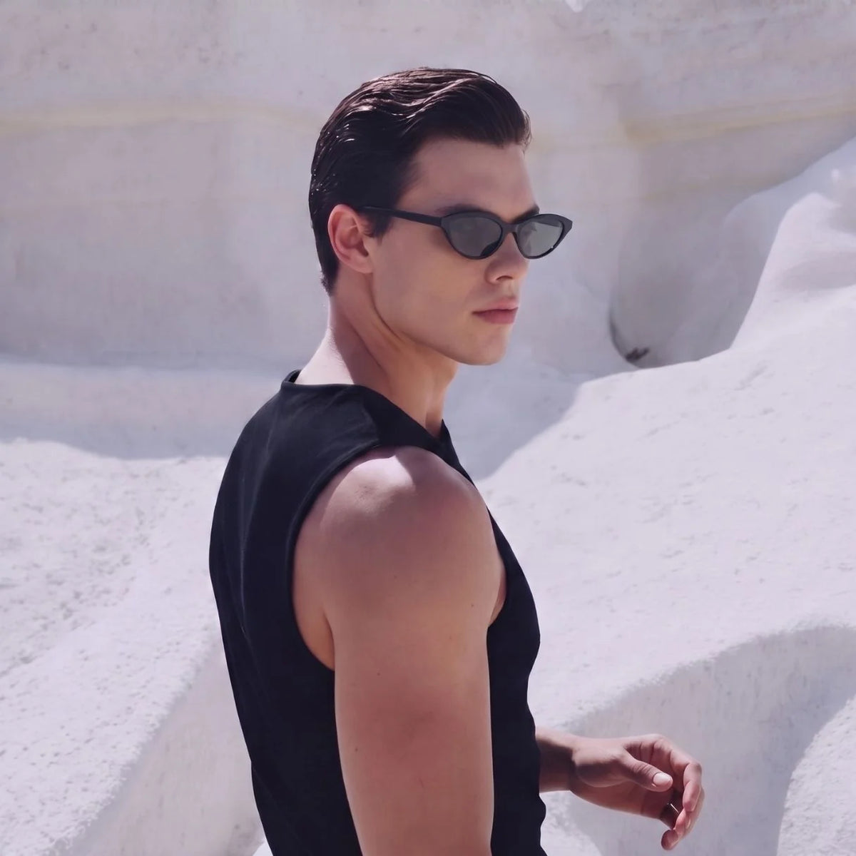 Ανδρικό μοντέλο φορά τα OS Sunglasses Aden Verde σε λευκό βραχώδες τοπίο
