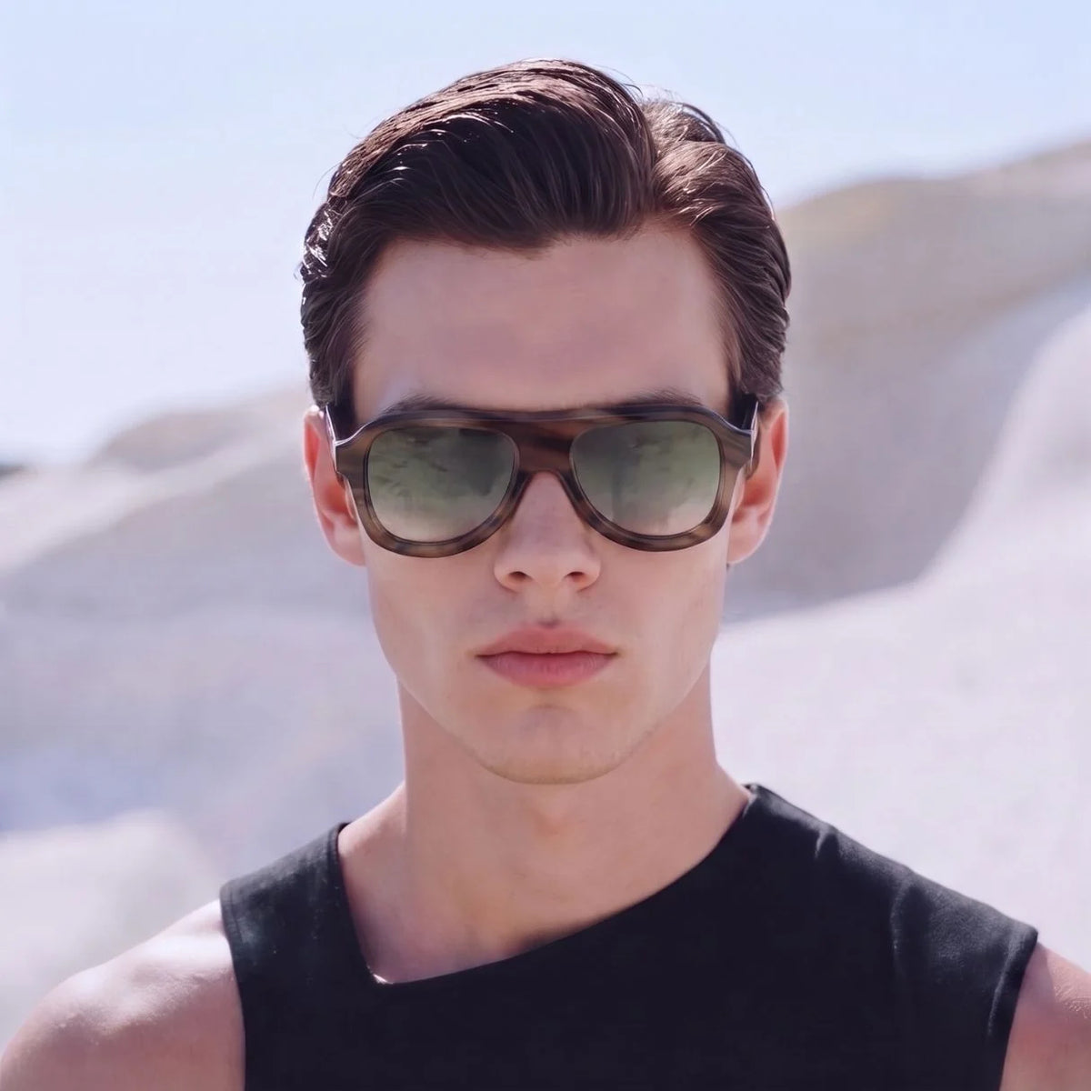 Ανδρικό μοντέλο φορά τα OS Sunglasses Formentera Verde σε κοντινό πορτρέτο