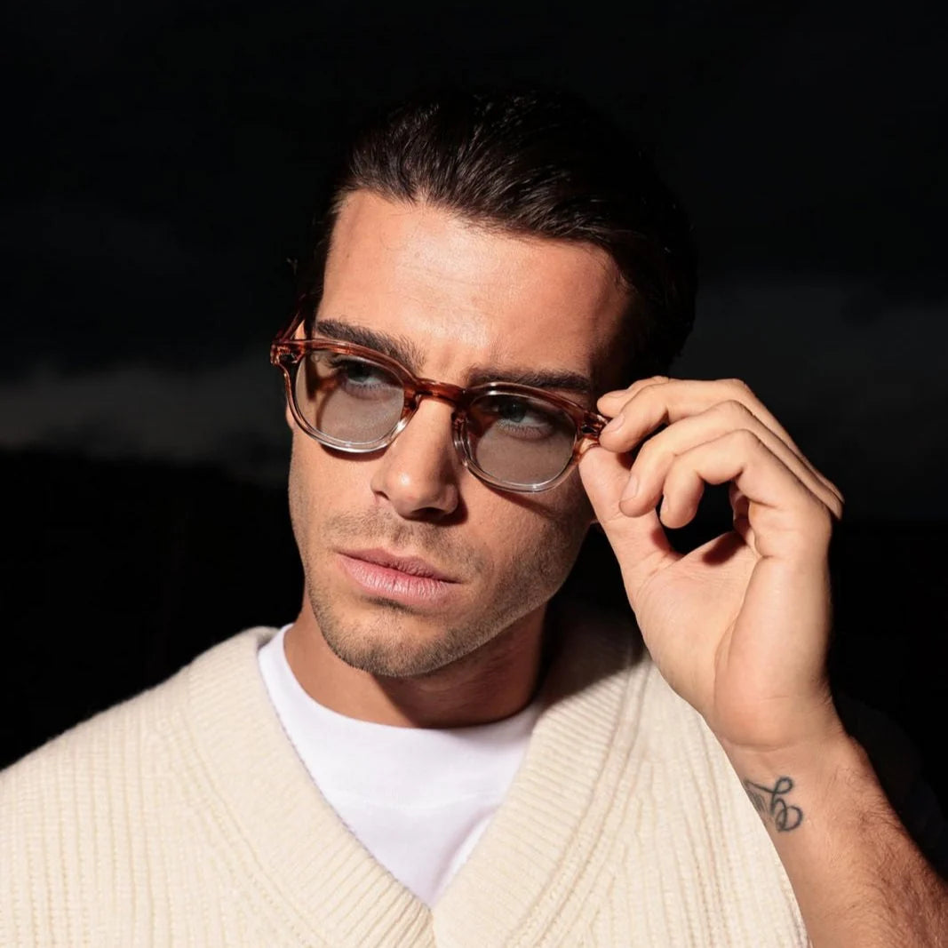 Ανδρικό μοντέλο φορά γυαλιά OS Sunglasses Berlino σε κοντινό πορτρέτο